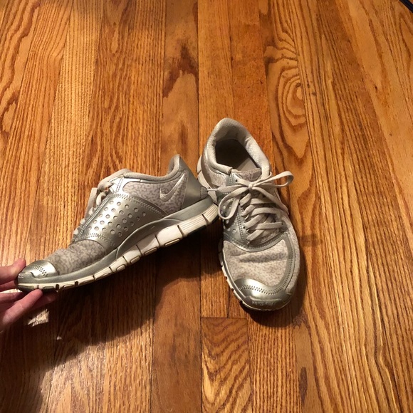 Nike tennis shoes - Picture 2 of 3